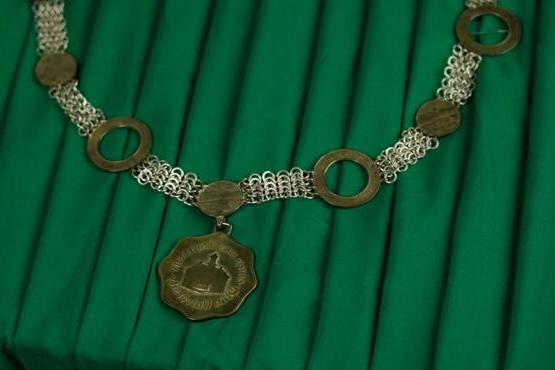 新葡京平台校长奖章, 在正式的大学典礼上佩戴的大金属项链，上面有新葡京平台的印章